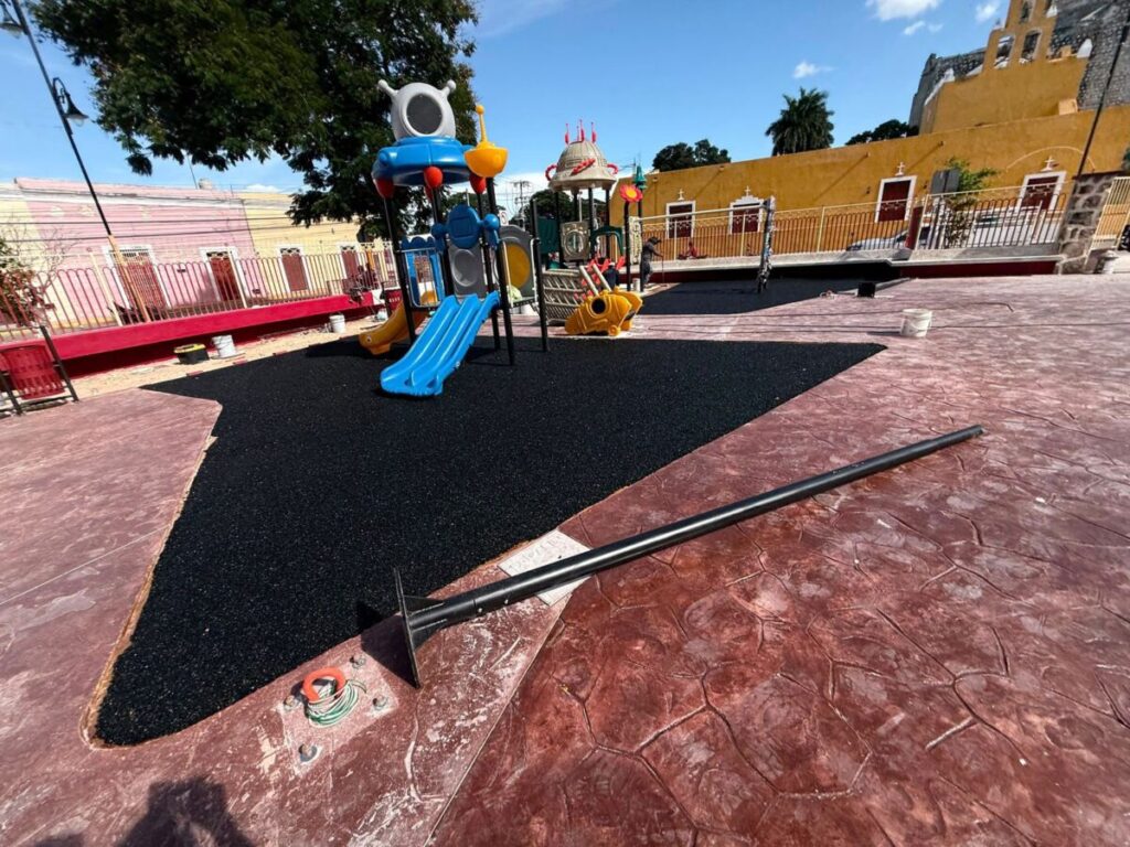 Kenia Walldina supervisa la recta final de la rehabilitación del parque principal de Umán; pronto abrirá sus puertas a las familias