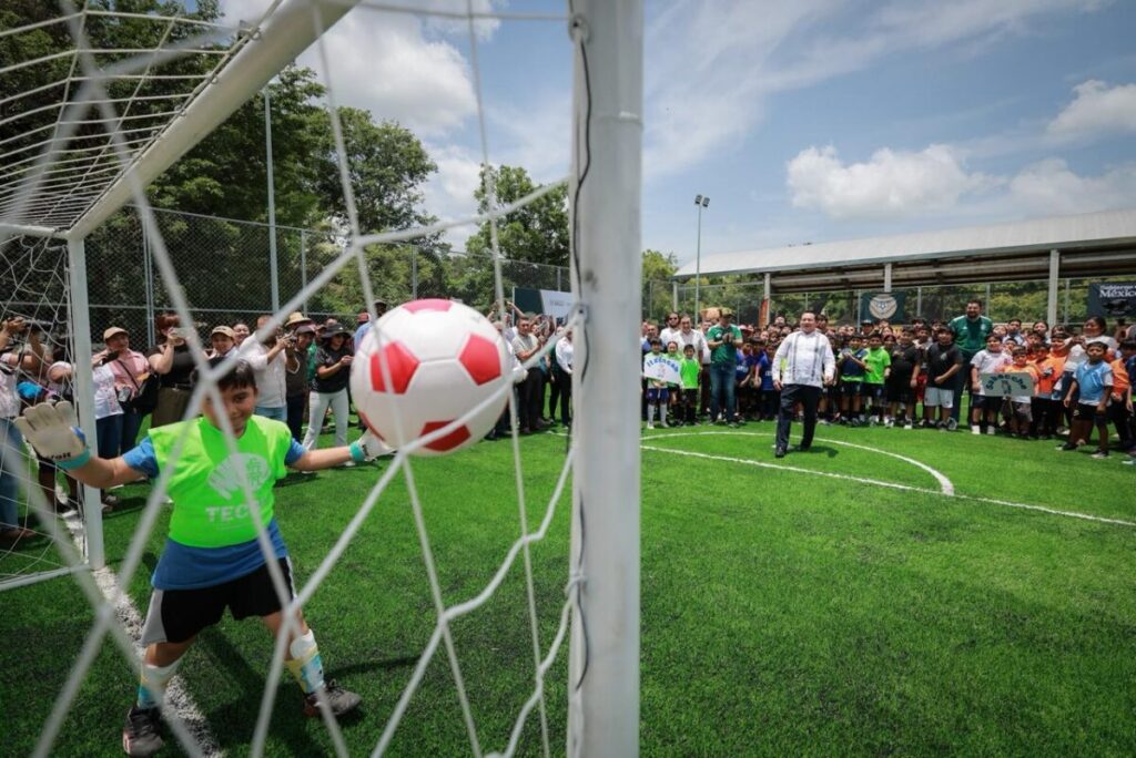 Joaquín Díaz Mena inaugura moderna cancha deportiva con pasto sintético en Tecoh.