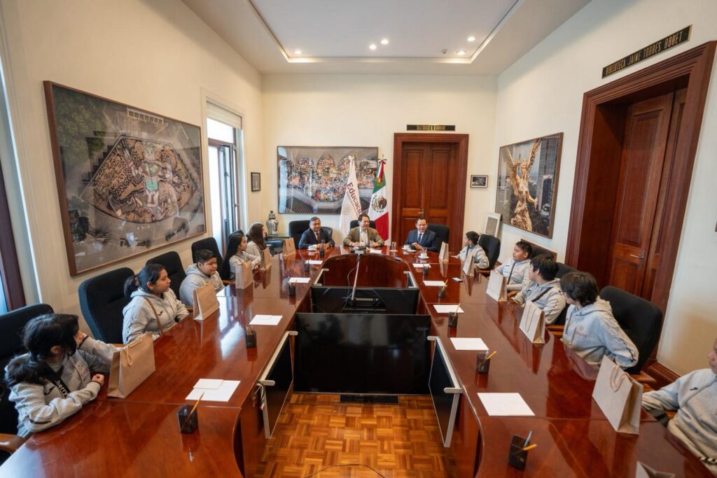 Alumnos de comisarías indígenas de Yucatán viajan a la capital del país
