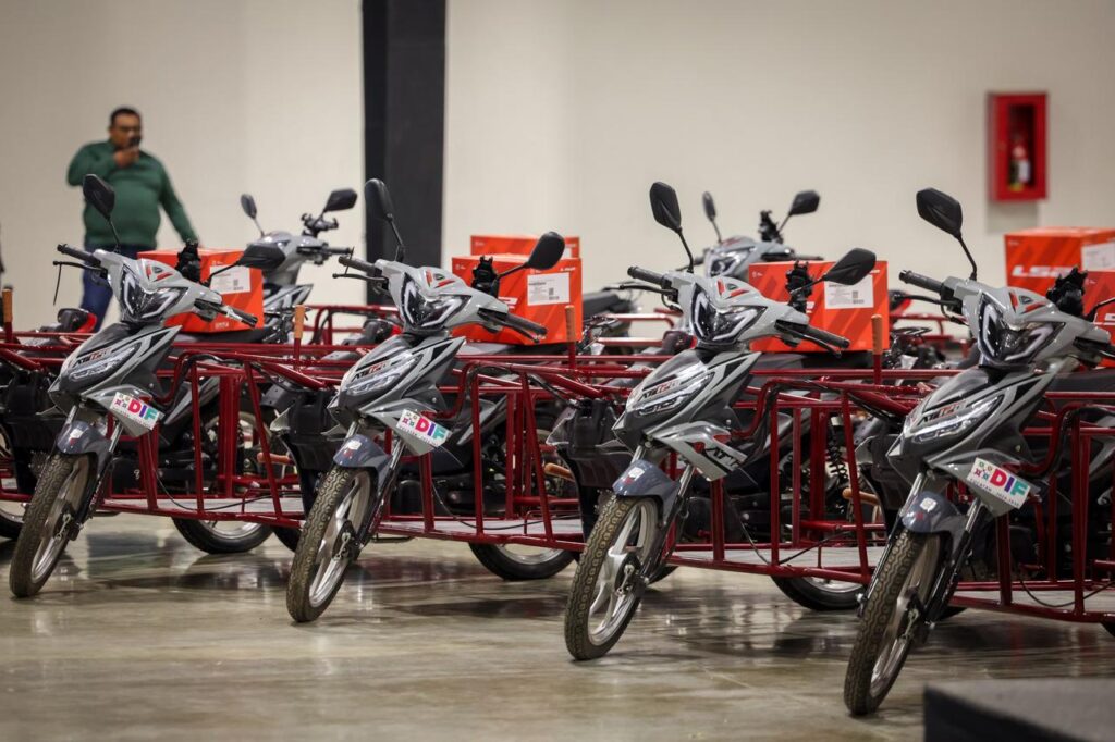 Reparten motocicletas adaptadas y prótesis en Yucatán
