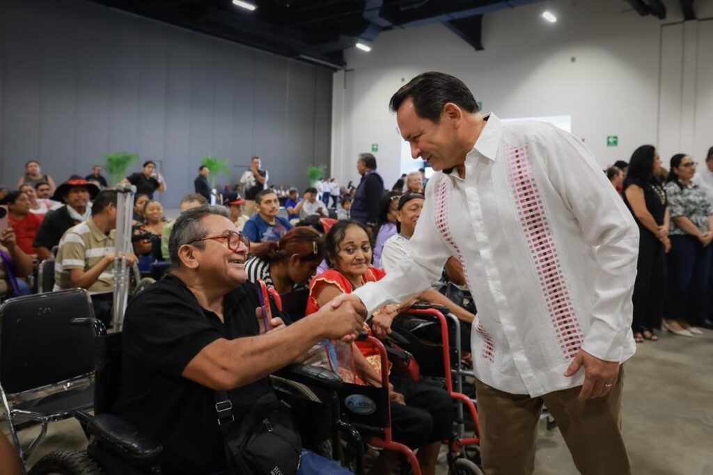 Joaquín Díaz Mena entrega apoyos de movilidad urbana a 81 personas en Yucatán