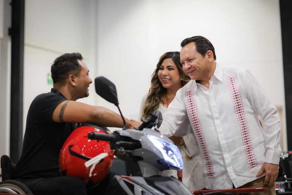 Alianza en Yucatán dota de vehículos con seguro y casco a emprendedores