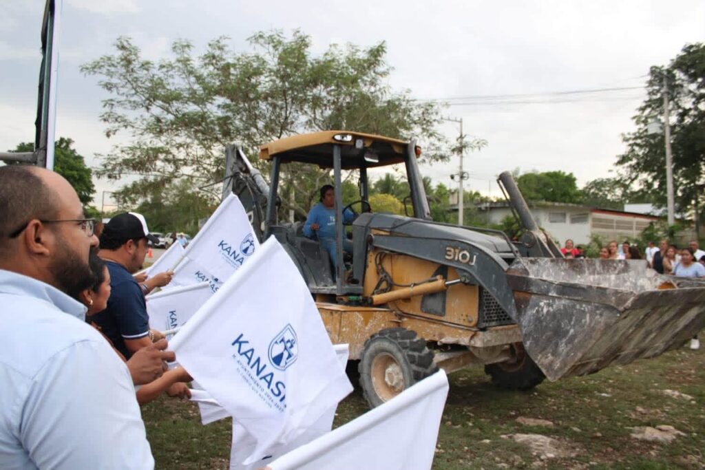 Edwin Bojórquez sepulta lotes baldíos y activa modernos parques en Kanasín