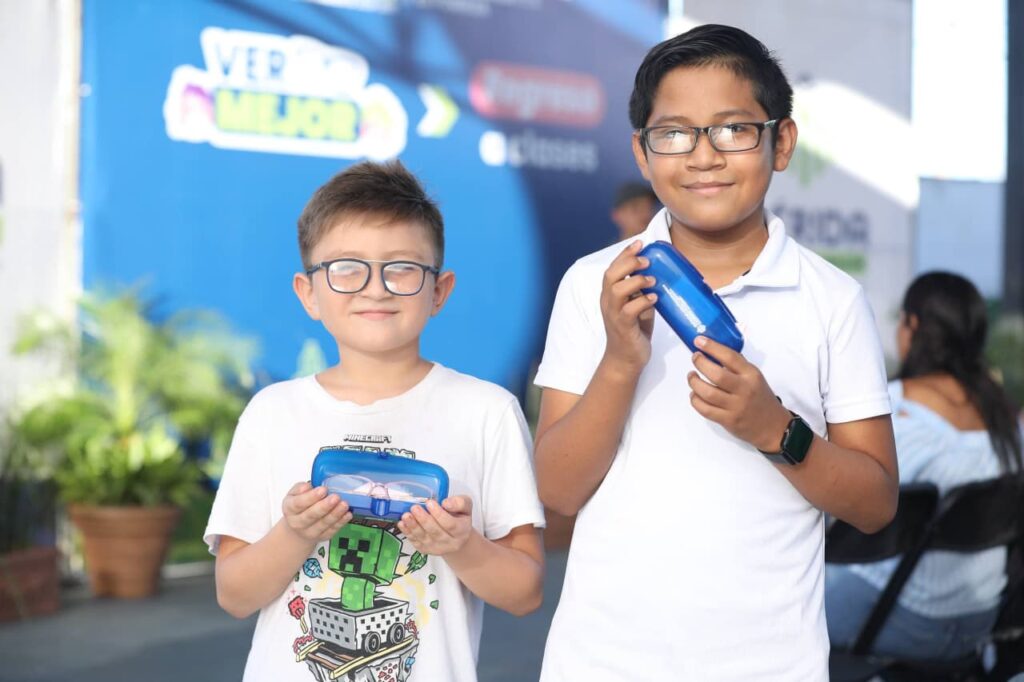 Lentes y exámenes de la vista gratuitos para niñas y niños de Mérida