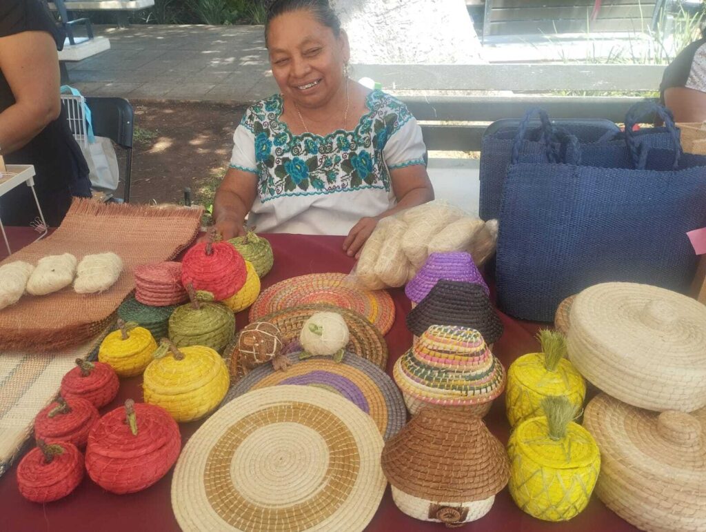Más de 120 artesanas de 22 municipios abarrotan la Plaza Grande en Yucatán