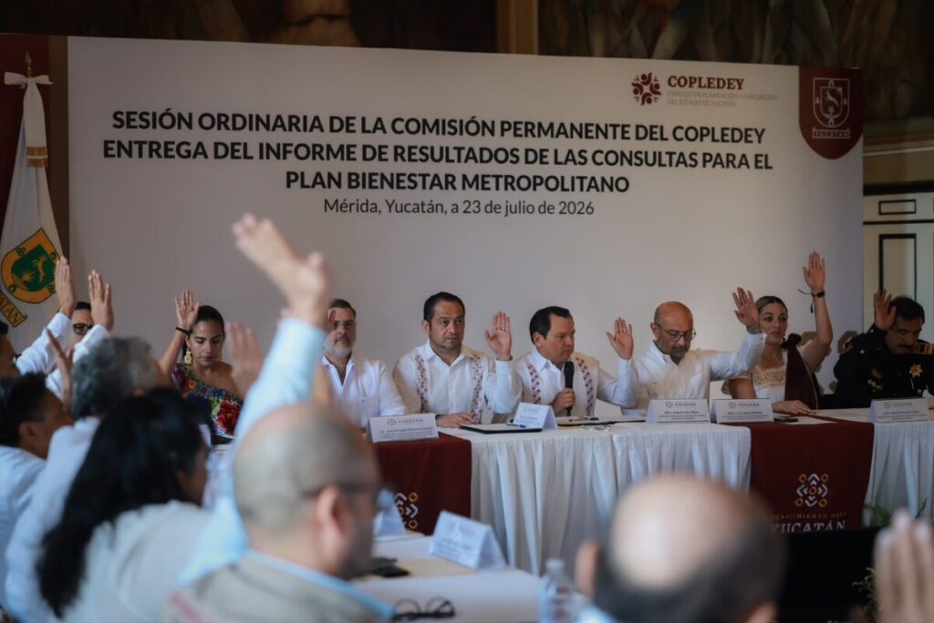 Joaquín Díaz Mena recibe los resultados de la consulta pública para modernizar Mérida