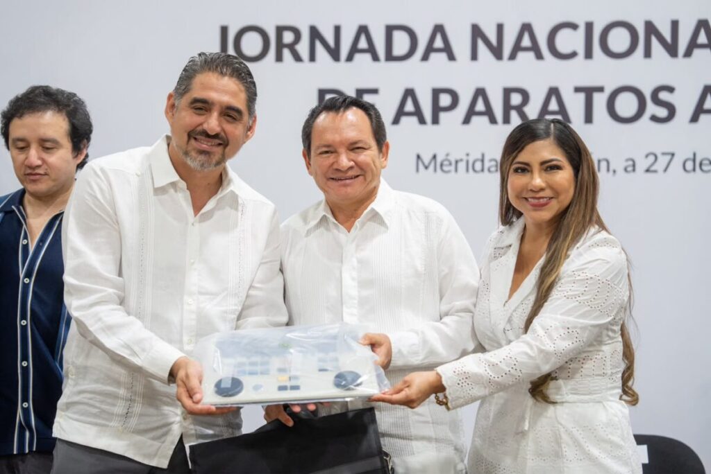 El bienestar es autonomía: Renacimiento Maya entrega apoyos auditivos / Joaquín Díaz Mena y Mtra. Wendy Méndez Naal