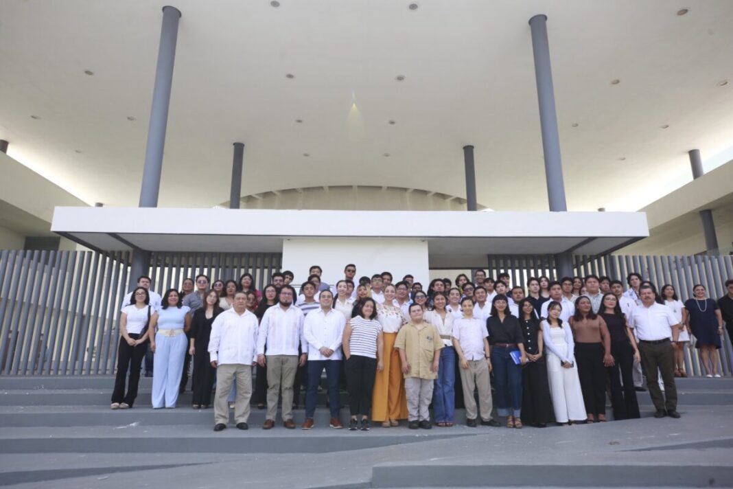 Jóvenes yucatecos viven una “Experiencia Parlamentaria” rumbo al Parlamento Juvenil 2026 / Congreso del Estado de Yucatán