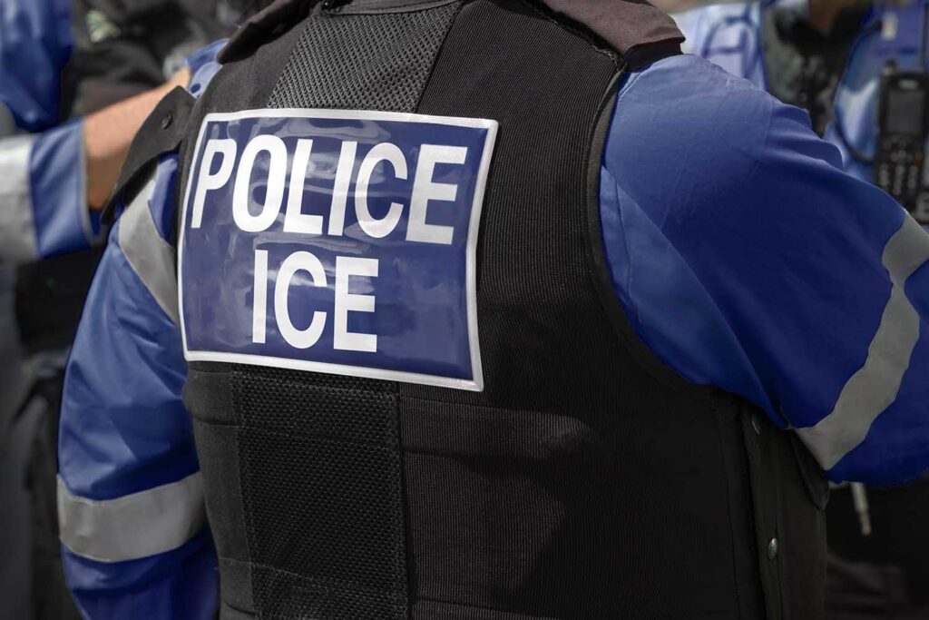Histórico giro en política migratoria: Prohíben al ICE detener vehículos en movimiento tras tiroteos mortales