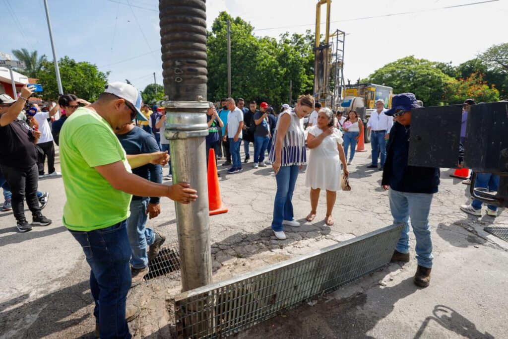 Da mantenimiento Cecilia Patrón a la red pluvial con megaoperativo en Salvador Alvarado Sur