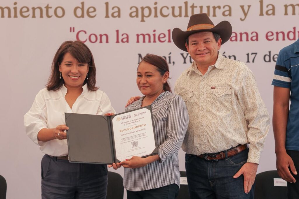 Gobierno de Yucatán y Gobierno de México suman esfuerzos por el campo y el liderazgo apícola / Huacho Díaz Mena
