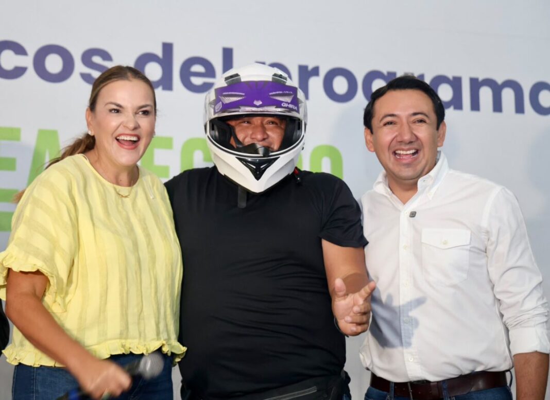 Entrega Cecilia Patrón equipo de protección a más de 2 mil repartidores en motocicleta / Chambea Seguro/ Arturo León Itzá