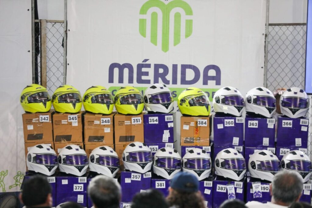 Entrega Cecilia Patrón equipo de protección a más de 2 mil repartidores en motocicleta / Chambea Seguro/ Arturo León Itzá