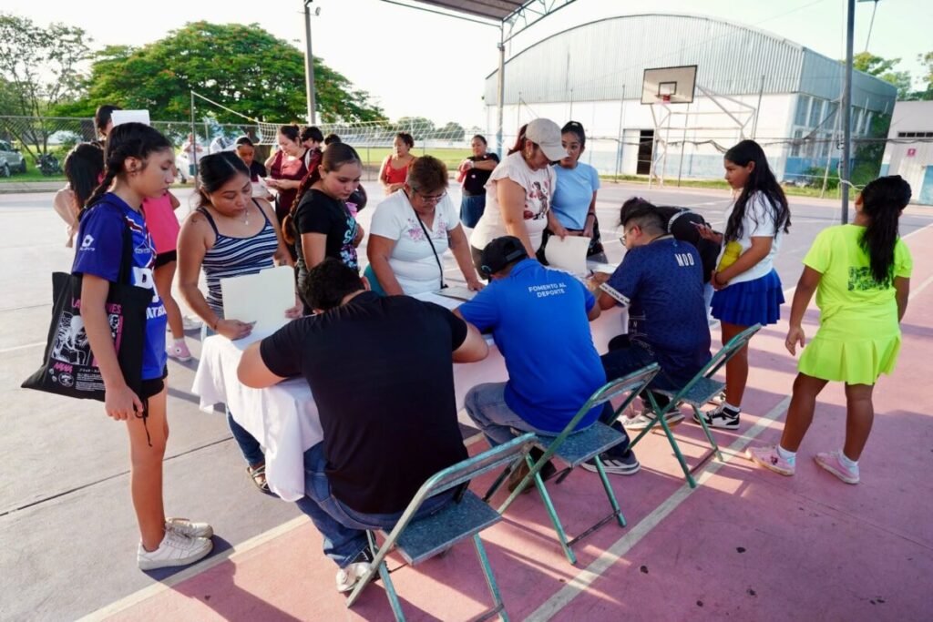 Edwin Bojórquez encabeza el arranque de la Escuela Municipal de Voleibol en Kanasín