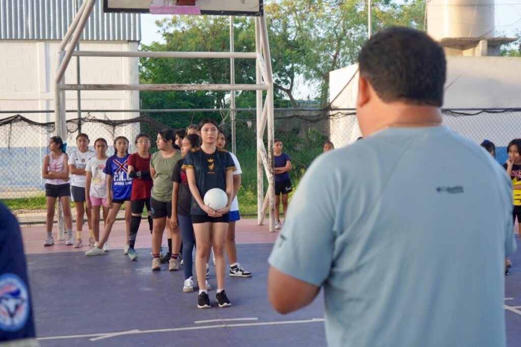 Kanasín expande su oferta deportiva gratuita con clases de voleibol en la Cancha Violeta