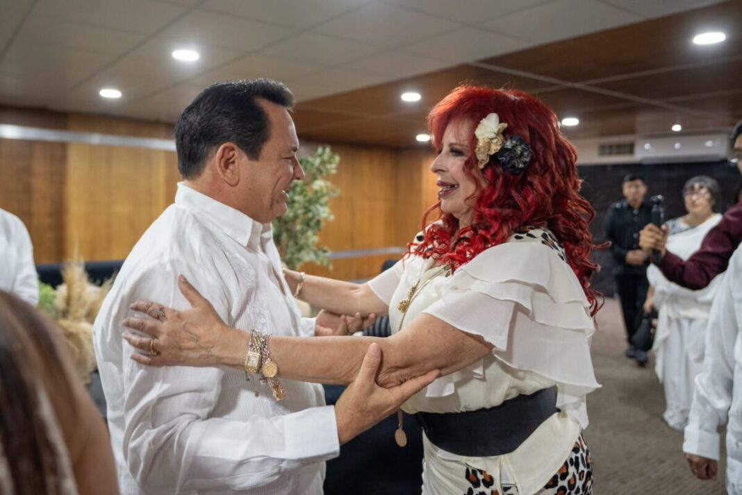 Gobernador Joaquín Díaz Mena acompaña a Layda Sansores en su Quinto Informe de Gobierno