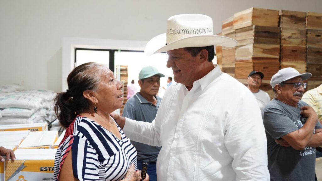 El Gobierno del Estado entrega más de 13 millones de pesos para caminos y riego en Yucatán