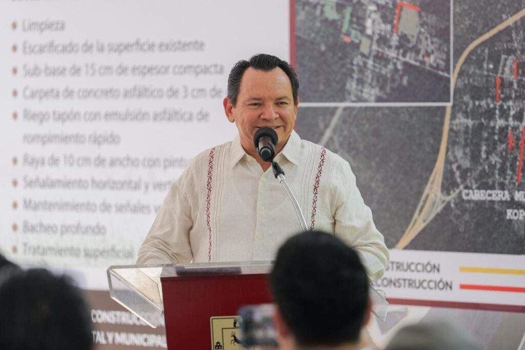 Renacimiento Maya reconstruye calles para 2,600 habitantes de Kopomá / Huacho Díaz Mena