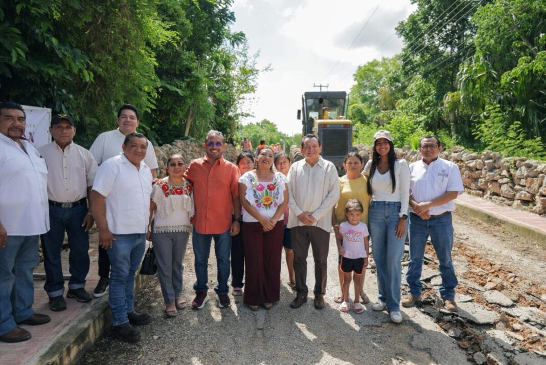 Renacimiento Maya reconstruye calles para 2,600 habitantes de Kopomá / Huacho Díaz Mena