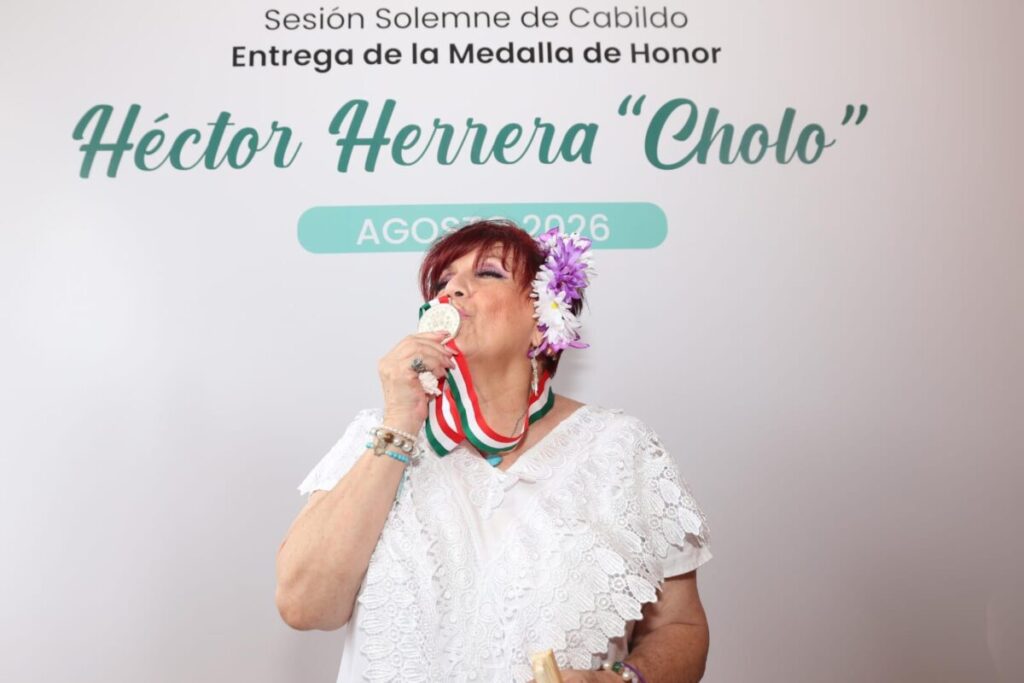 Beatriz Yáñez “La Bomba” recibe la Medalla de Honor Héctor Herrera “Cholo” 2026, de manos de Cecilia Patrón