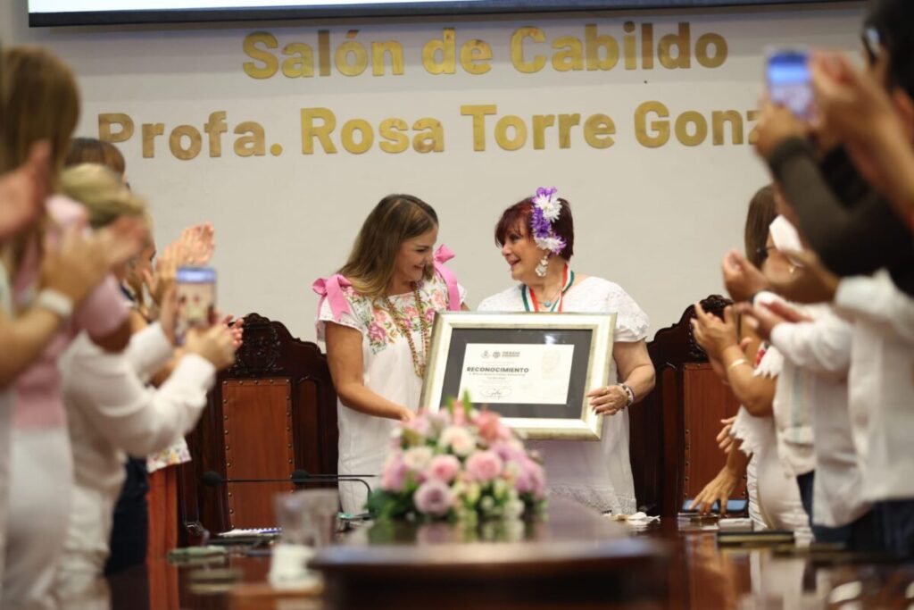 Beatriz Yáñez “La Bomba” recibe la Medalla de Honor Héctor Herrera “Cholo” 2026, de manos de Cecilia Patrón