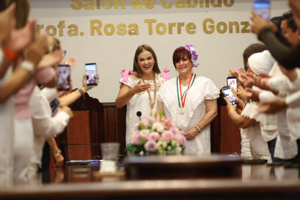Beatriz Yáñez “La Bomba” recibe la Medalla de Honor Héctor Herrera “Cholo” 2026, de manos de Cecilia Patrón