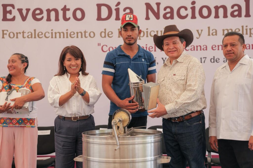 Gobierno de Yucatán y Gobierno de México suman esfuerzos por el campo y el liderazgo apícola / Huacho Díaz Mena
