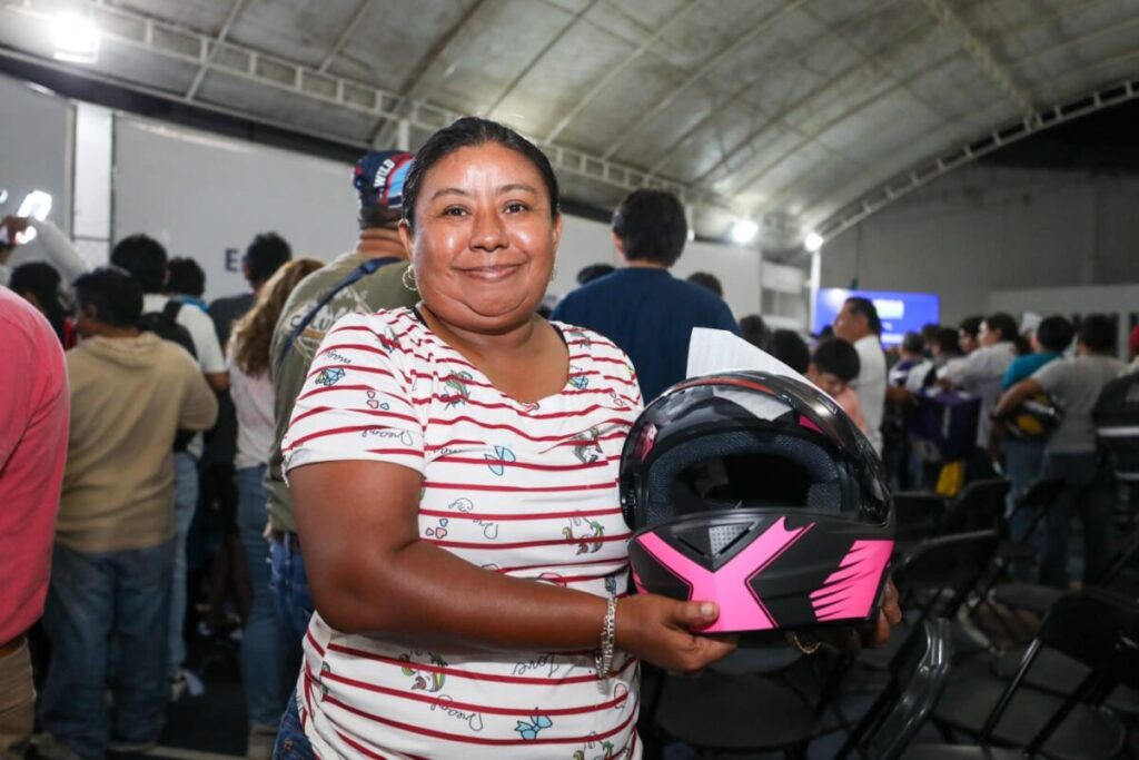 Entrega Cecilia Patrón equipo de protección a más de 2 mil repartidores en motocicleta / Chambea Seguro/ Arturo León Itzá