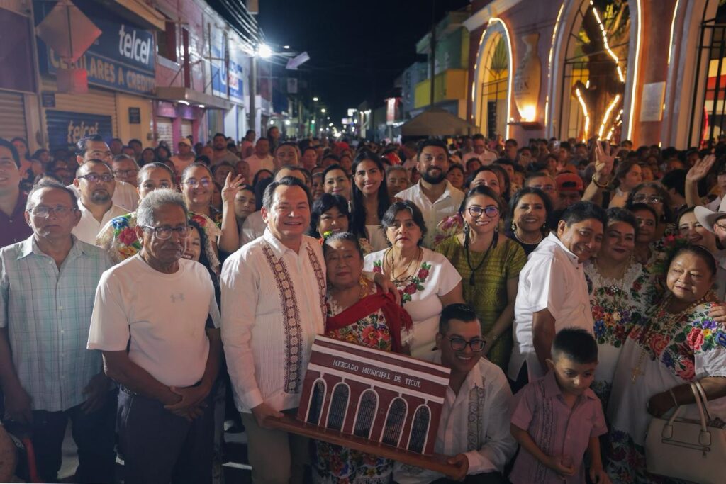 Díaz Mena y Humberto Parra entregan más de 240 locales renovados en el Mercado de Ticul