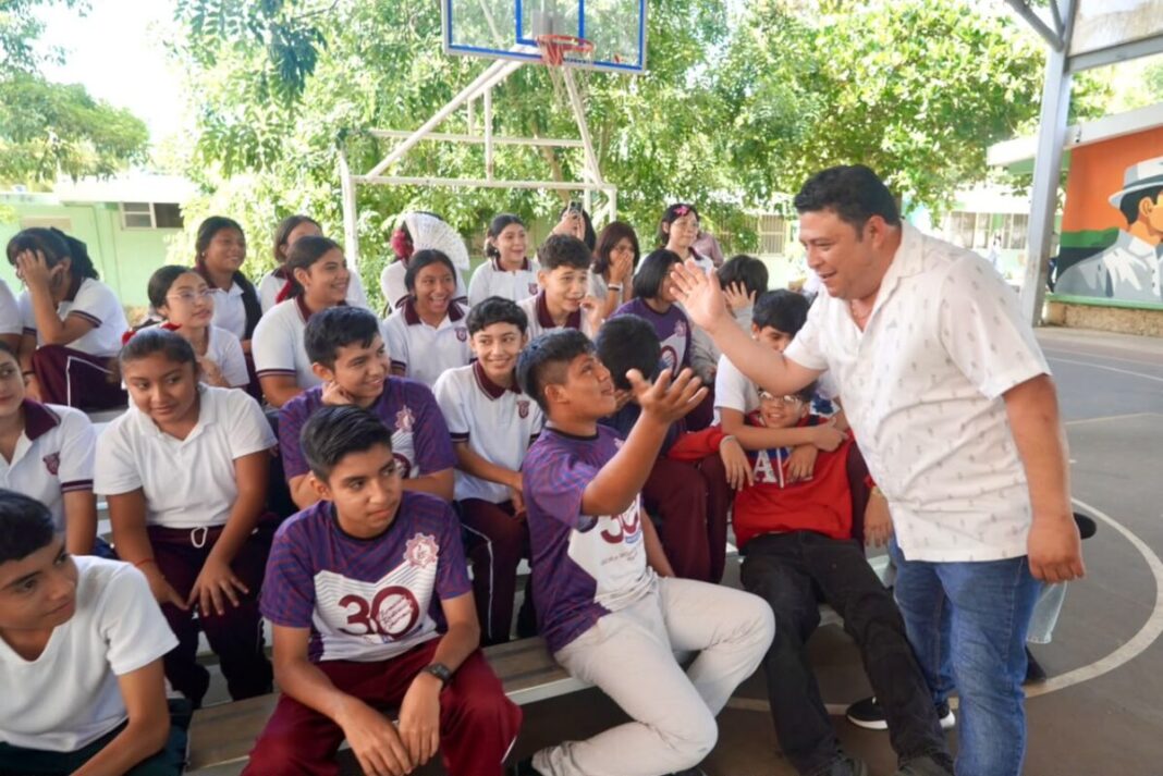 Entrega el Ayuntamiento de Kanasín computadoras a alumnos de la Secundaria Técnica 71