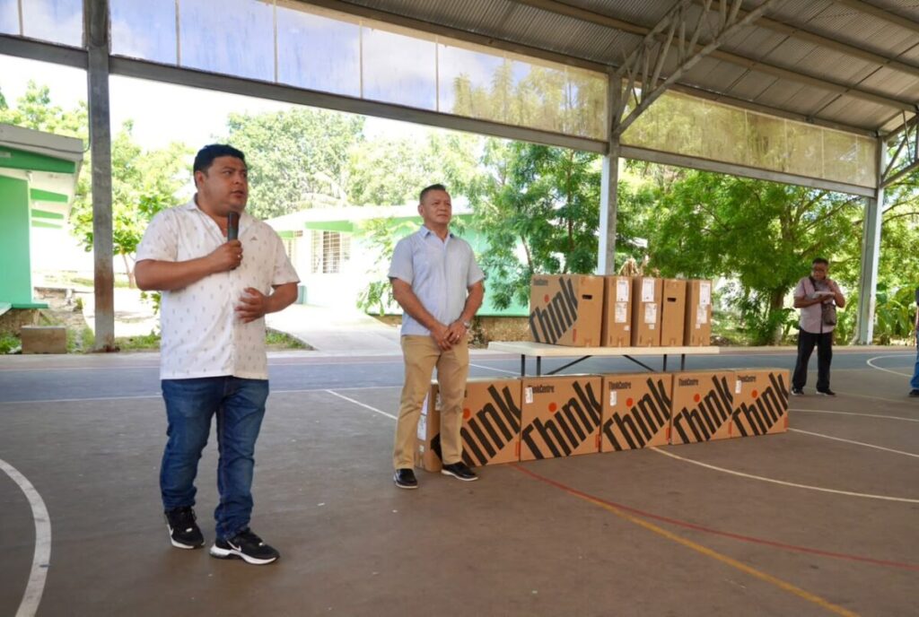 Entrega el Ayuntamiento de Kanasín computadoras a alumnos de la Secundaria Técnica 71