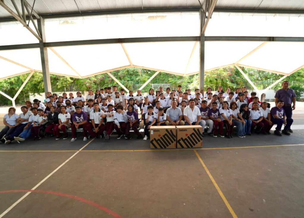 Entrega el Ayuntamiento de Kanasín computadoras a alumnos de la Secundaria Técnica 71