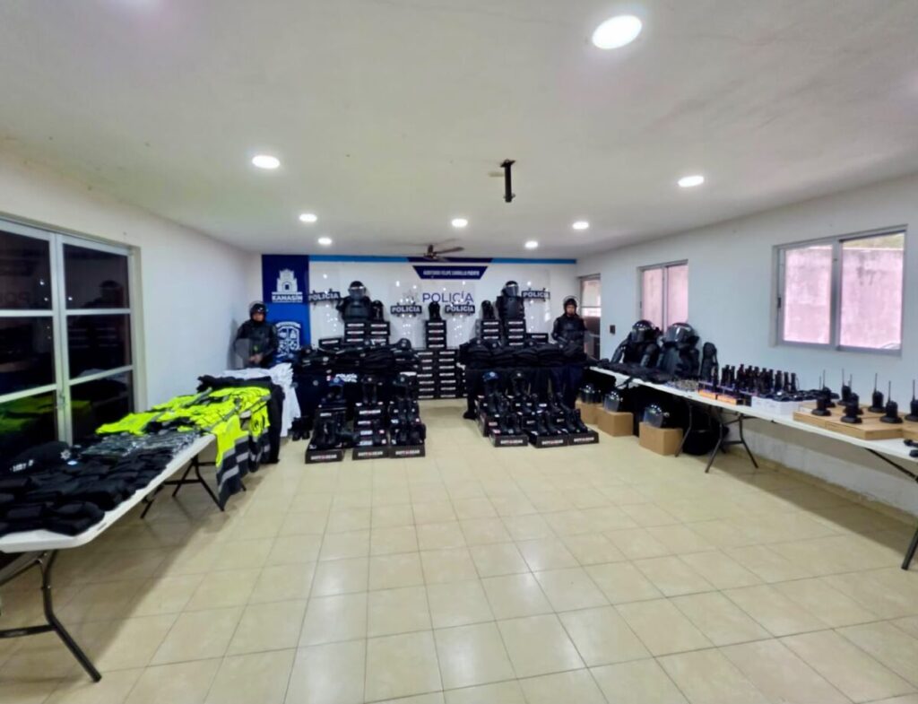 El alcalde Edwin Bojórquez equipa a la Policía Municipal de Kanasín con uniformes, radiocomunicación y material táctico