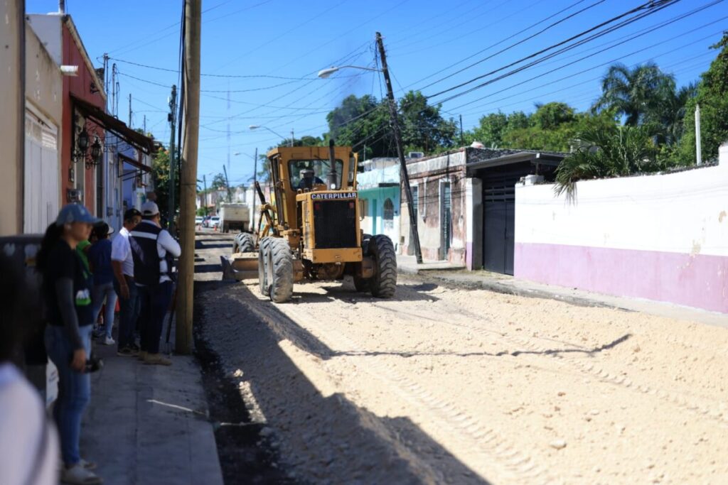 Mérida se enchula calle por calle: Cecilia Patrón supervisa obras de repavimentación en el Centro y el Fraccionamiento Santa Cruz