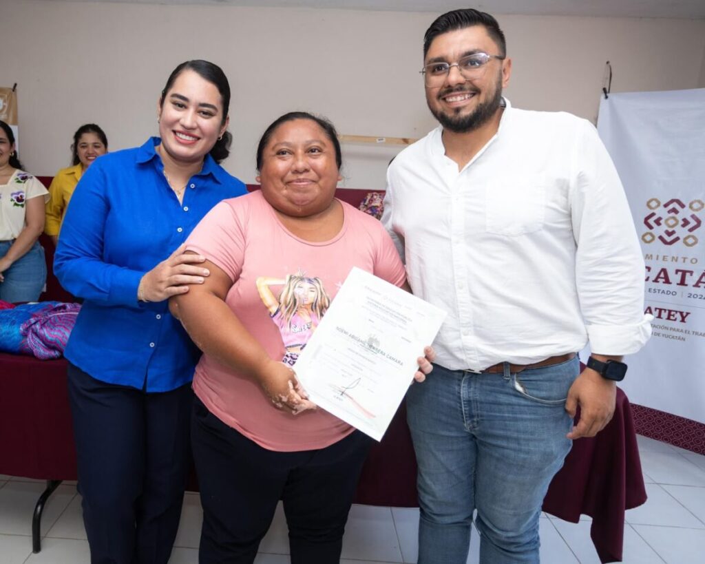 En Tanil, mujeres aprenden urdido de hamaca y reciben nuevas herramientas para salir adelante