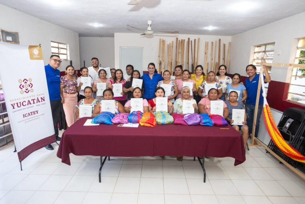 En Tanil, mujeres aprenden urdido de hamaca y reciben nuevas herramientas para salir adelante