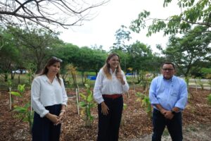 Cecilia Patron entrega primer jardín de lluvia para prevenir encharcamientos en Ciudad Caucel