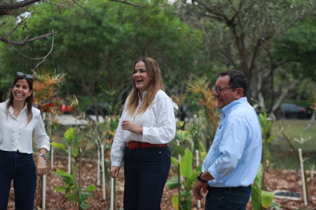 Cecilia Patron entrega primer jardín de lluvia para prevenir encharcamientos en Ciudad Caucel