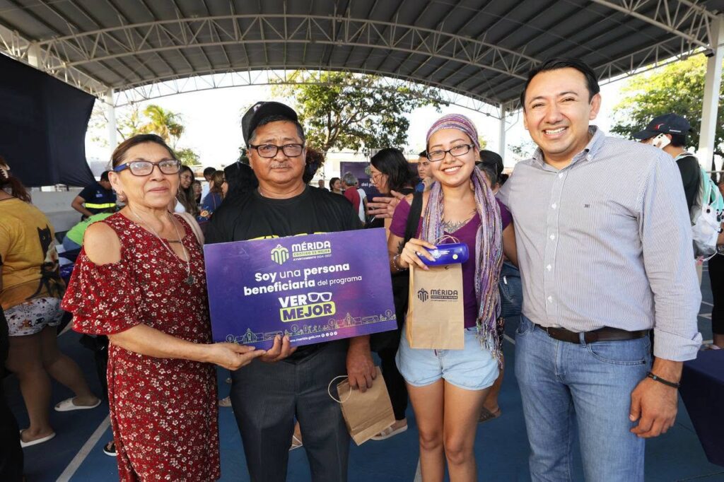 Acerca Ayuntamiento de Mérida lentes gratuitos a jóvenes de 13 a 25 años mediante el programa “Ver Mejor” / Cecilia Patrón/ Arturo León
