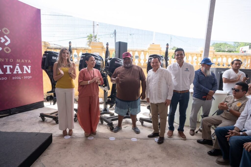 Progreso: Santos casi no vuelve del mar por una falla de motor; hoy estrena uno nuevo con otros 98 pescadores / Joaquín Díaz Mena