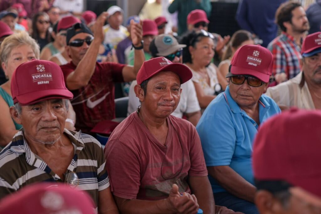 Progreso: Santos casi no vuelve del mar por una falla de motor; hoy estrena uno nuevo con otros 98 pescadores / Joaquín Díaz Mena