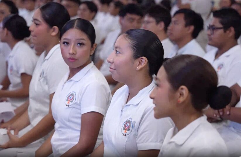 82 estudiantes de Kanasín reciben su cofia y entran a los hospitales: estudiantes de Enfermería del Bachillerato Baillères inician sus prácticas clínicas / Joaquín Díaz Mena