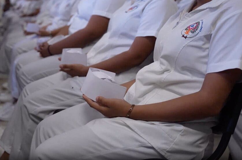82 estudiantes de Kanasín reciben su cofia y entran a los hospitales: estudiantes de Enfermería del Bachillerato Baillères inician sus prácticas clínicas / Joaquín Díaz Mena
