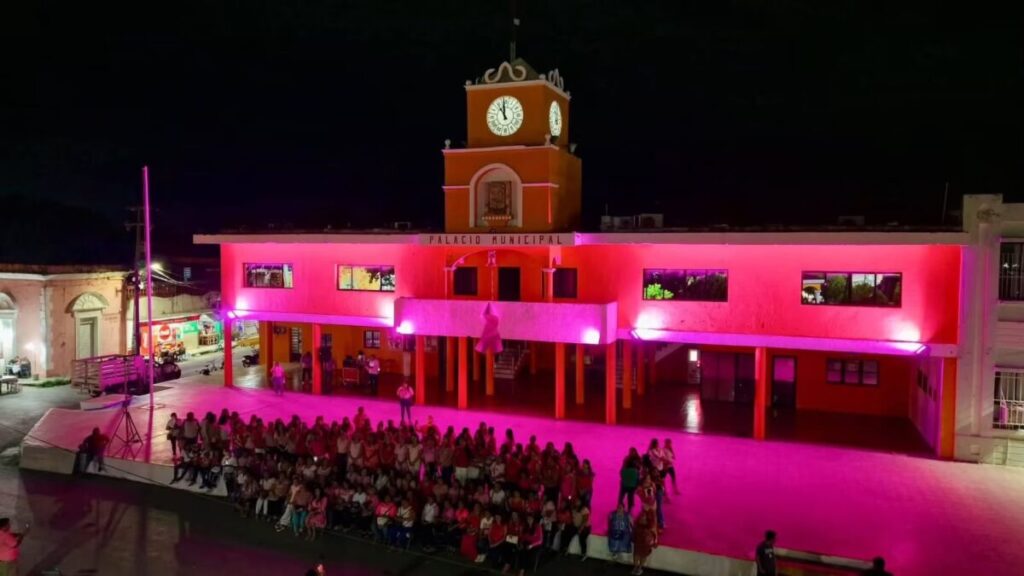 Kanasín se ilumina de rosa en el Mes Rosa para promover la detección oportuna del cáncer de mama