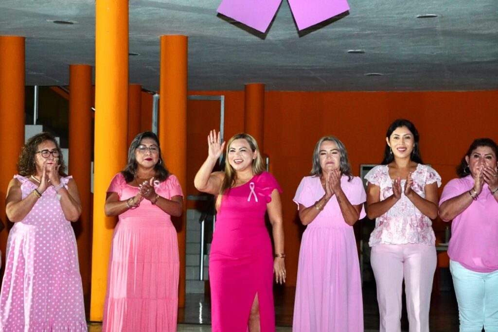 Kanasín se ilumina de rosa en el Mes Rosa para promover la detección oportuna del cáncer de mama