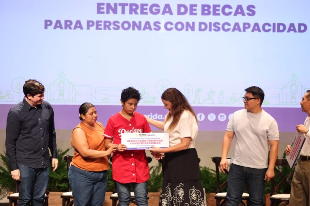 Cecilia Patrón entrega becas a personas con discapacidad: “Construimos una Mérida más humana e incluyente”
