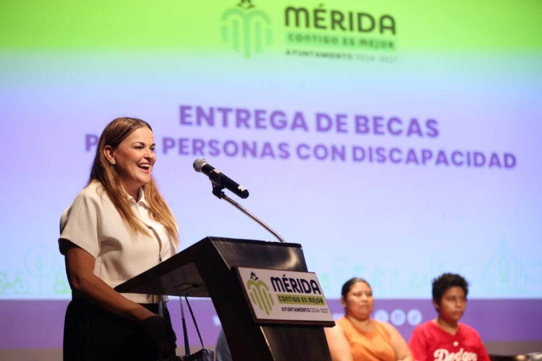 Cecilia Patrón entrega becas a personas con discapacidad: “Construimos una Mérida más humana e incluyente”