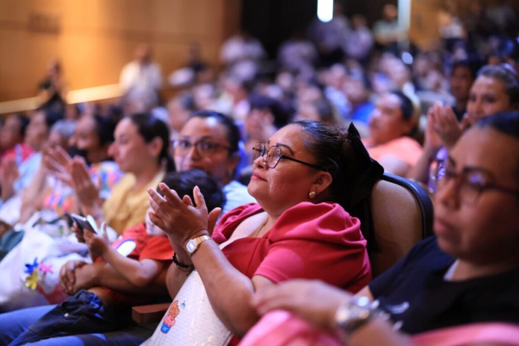 Cecilia Patrón entrega becas a personas con discapacidad: “Construimos una Mérida más humana e incluyente”