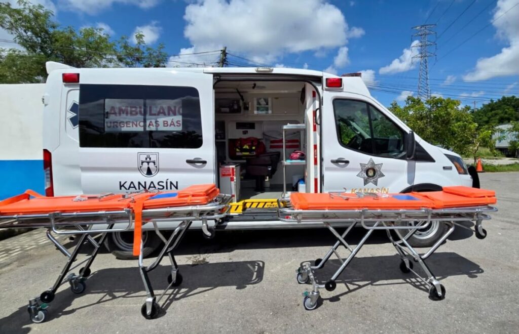 Policía Municipal de Kanasín recibe dos nuevas camillas de traslado para emergencias y servicios de ambulancia