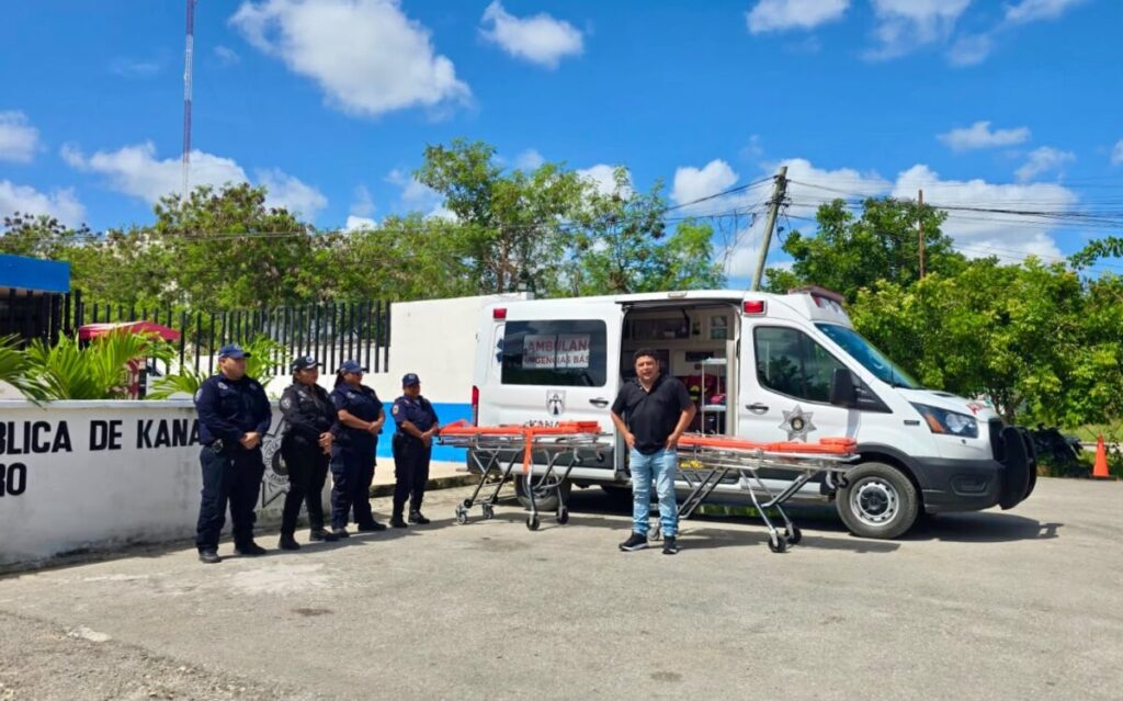 Policía Municipal de Kanasín recibe dos nuevas camillas de traslado para emergencias y servicios de ambulancia